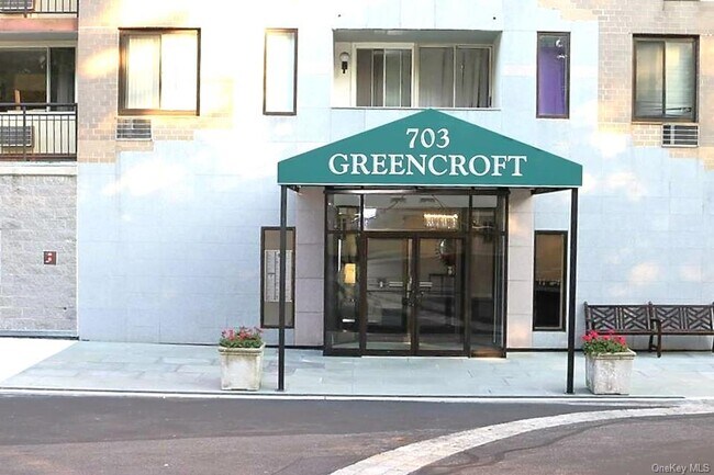Building Photo - 703 Pelham Rd