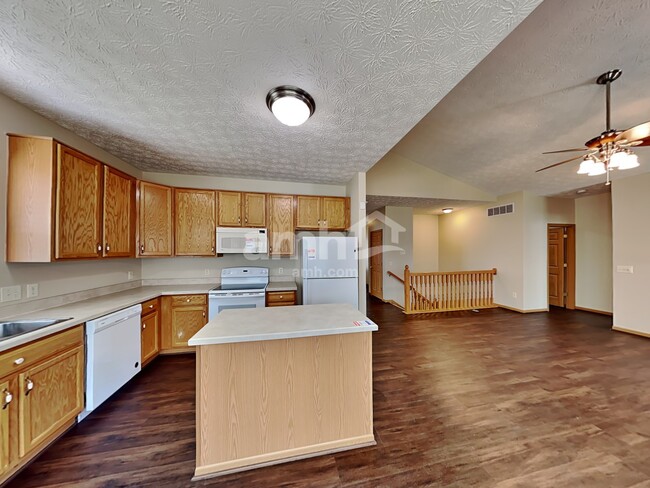 Building Photo - 1468 E Quail Run Dr