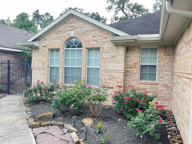 Building Photo - 42 W Foxbriar Forest Cir