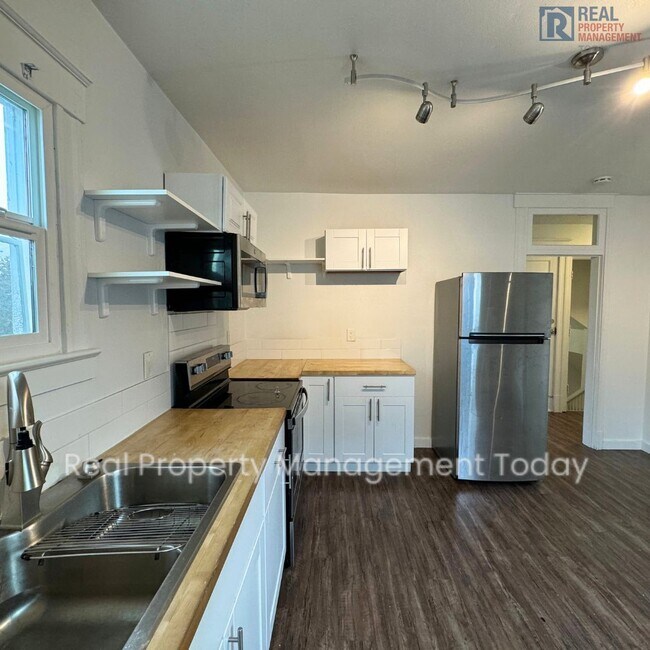 Building Photo - Large 1,550 square foot 2 Bedroom and 1 Ba...