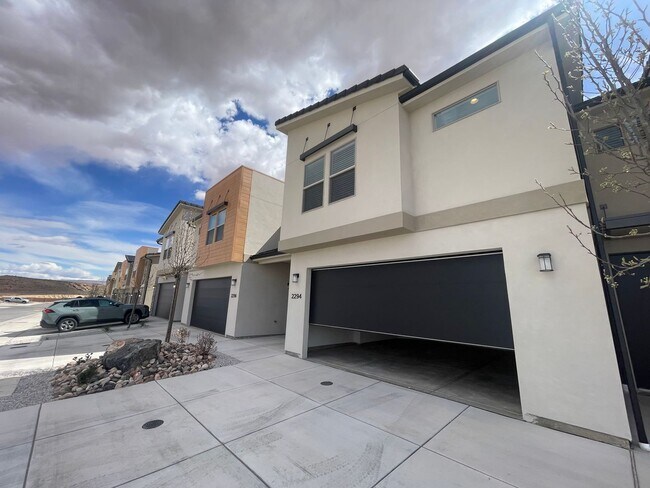 Foto del edificio - Beautiful Townhome! Washer and dryer included.
