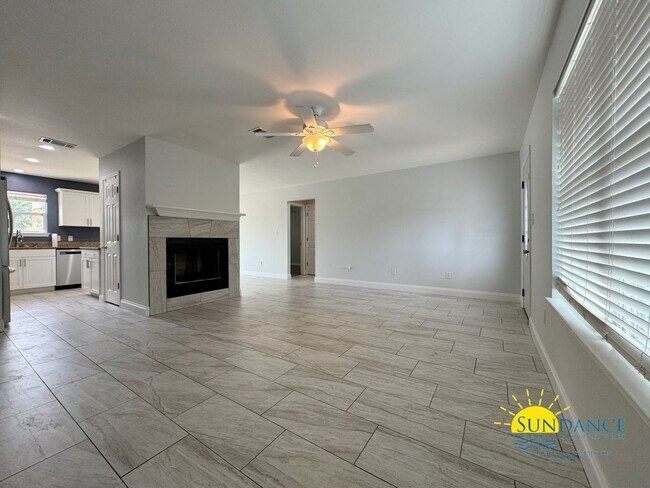 Building Photo - Charming 3-Bedroom Home in Navarre!
