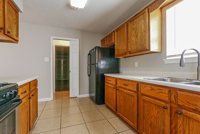 Building Photo - Adorable 3 Bedroom