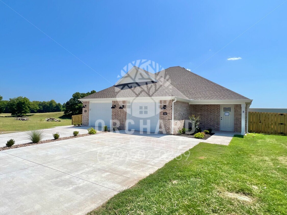 Primary Photo - 592 Bradford Dr