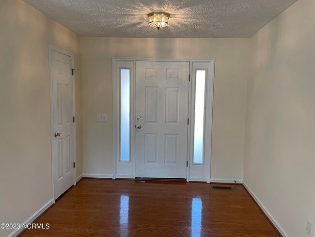 Building Photo - 3 Hialeah Pl