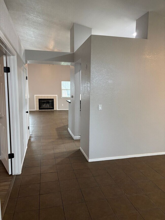 Foto del edificio - 3 B/D 2 BA HOME WITH AN OFFICE IN YUBA CITY AVAILABLE NOW!