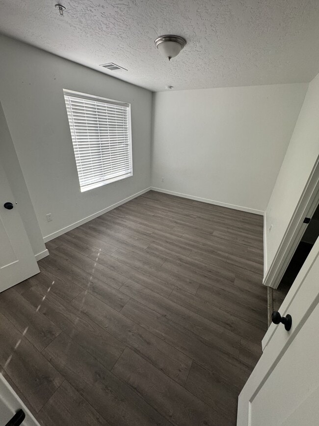 Building Photo - 509 N Trixie Ave