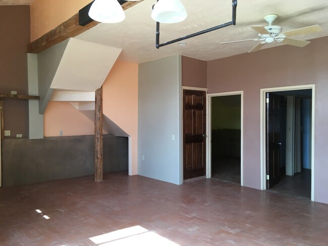 Sala de estar mirando las puertas del dormitorio. - 23901 US-70