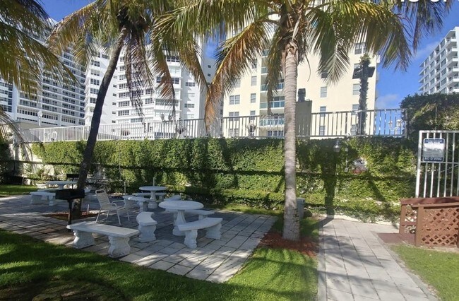 Foto del edificio - 5001 Collins Ave