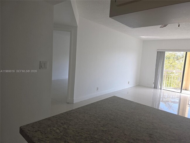 Foto del edificio - 8290 Lake Dr