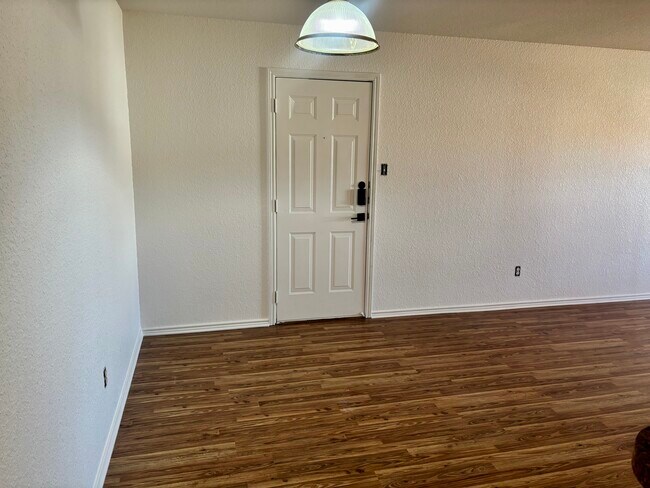 Building Photo - 2704 Lucille Dr
