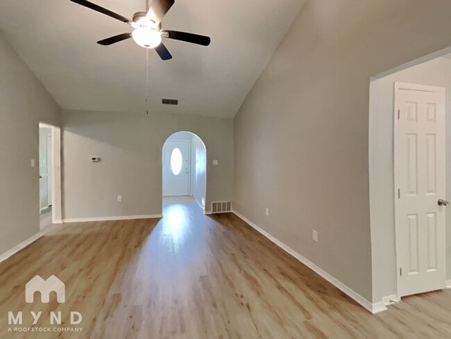 Building Photo - 313 NE Michael Dr