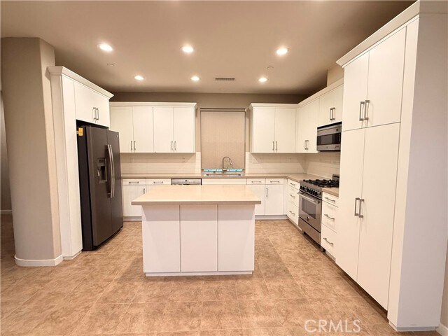 Building Photo - 100 Excursion