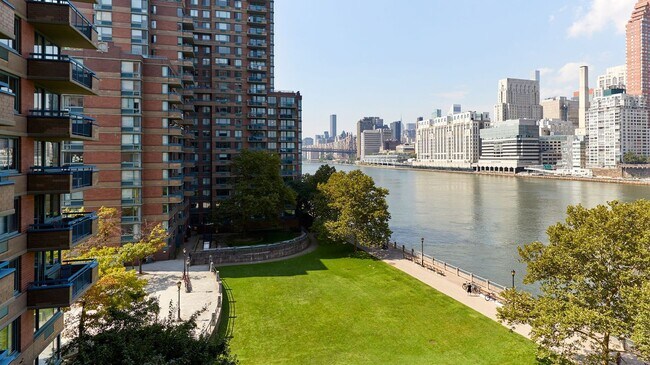 Foto del edificio - 10 River Rd