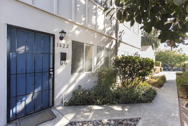 Building Photo - 2BR Townhouse in Pacific Beach with W/D, P...