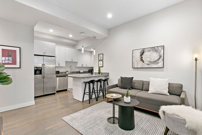 Foto del edificio - 2150 W Division St