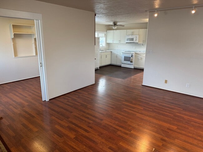 Building Photo - Hawaii Kai, Upstairs duplex, small 3 bedroom, 1 bath newly renovated duplex unit, No pets