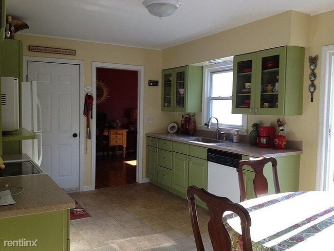 Building Photo - 2 br, 1 bath Apartment - 18 Mahar Drive