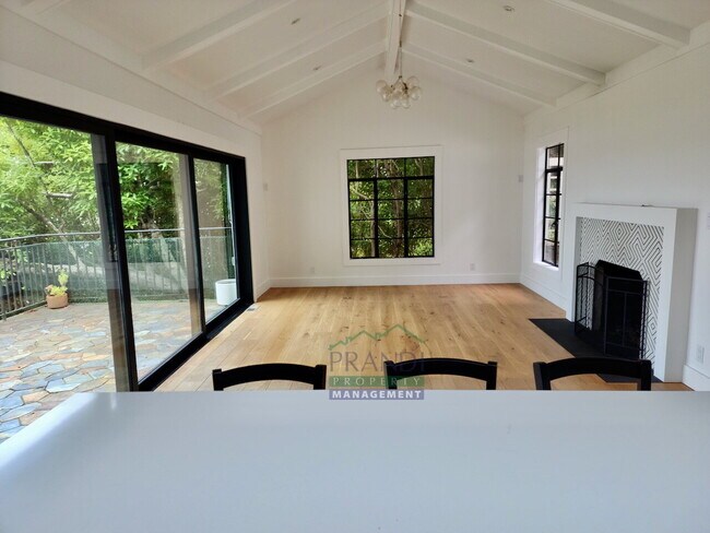 Foto del edificio - Coming Soon! Charming two-story house in Sausalito.