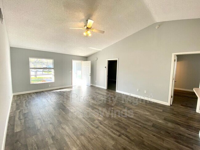 Building Photo - 331 Feather Tree Dr