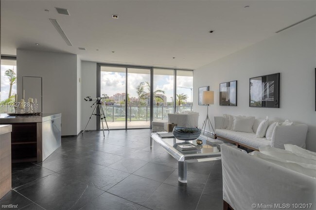 Building Photo - 800 S Pointe Dr