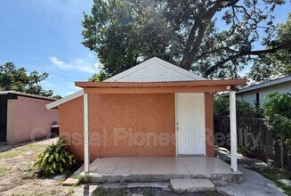 Building Photo - 2106 N Himes Ave