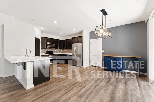 Building Photo - 3027 Club Center Dr