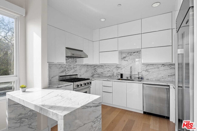 Building Photo - 438 Arnaz Dr