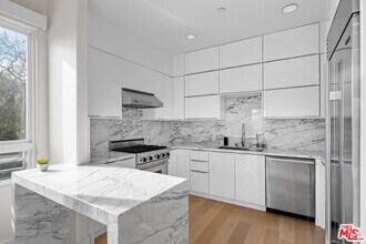 Building Photo - 438 Arnaz Dr