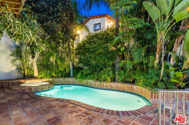 Foto del edificio - 7825 Hillside Ave