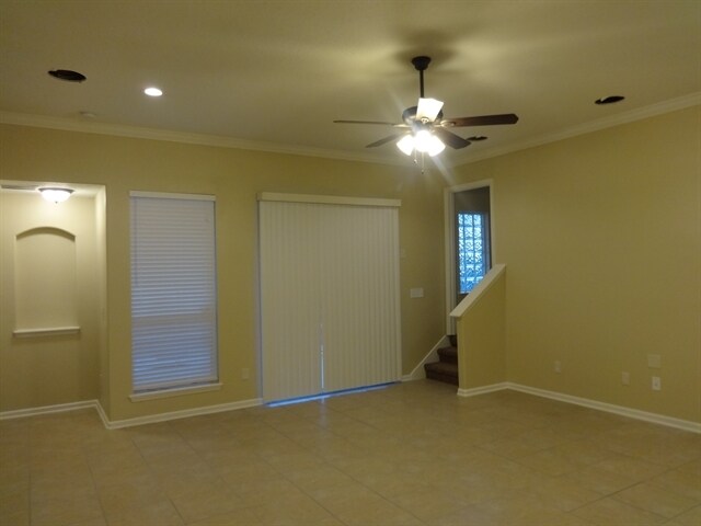 Building Photo - 577 E Silverthorn Ln