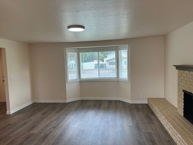 Foto del edificio - Beautifully updated 3 bedroom 1.5 bath dup...