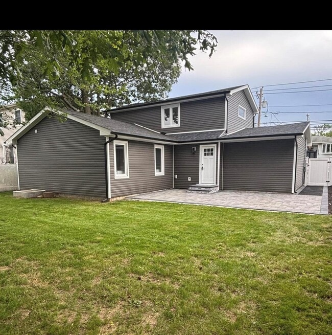 Building Photo - 214 Oak Neck Rd