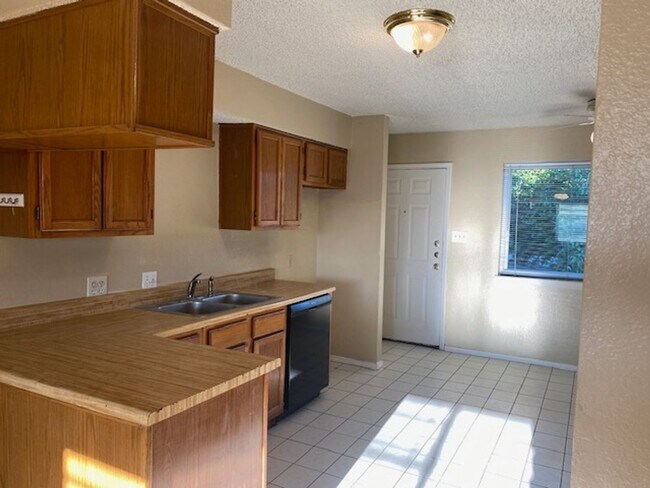 Building Photo - 5630 Brookview Ct