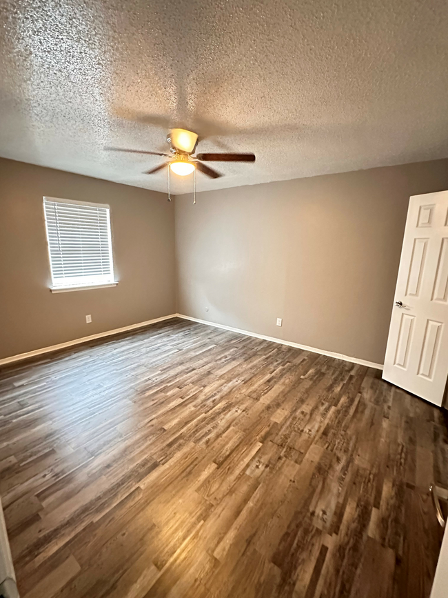 900-23.jpg - Paradise Apartments RG LLC