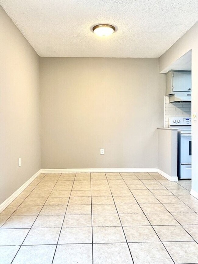 Building Photo - 1 Bed/1 Bath Condo For Rent at Marbeya Clu...