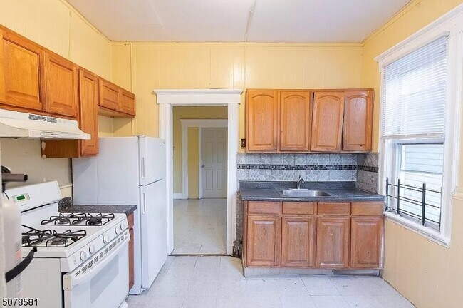 Foto del edificio - 243 Peshine Ave