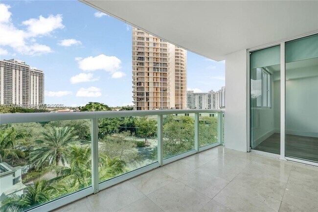 Foto del edificio - 19400 Turnberry Way