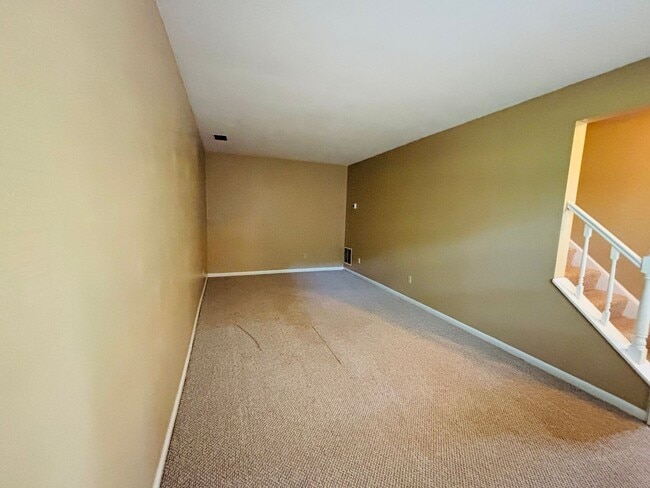 Building Photo - 2 Bedroom 1 Bathroom Townhouse