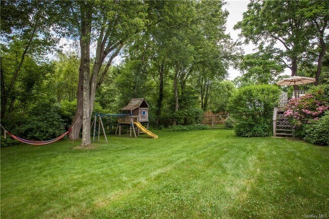 Building Photo - 385 Quaker Rd