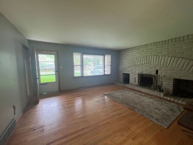 Building Photo - Cute Home in Laporte