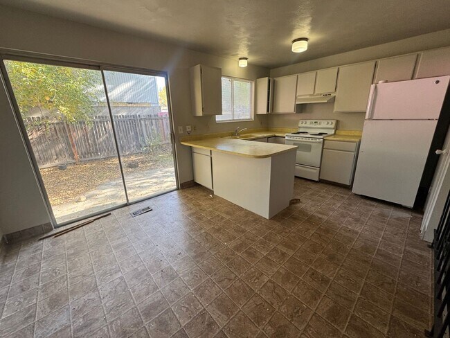 Foto del edificio - Beautiful Sandy duplex for rent!