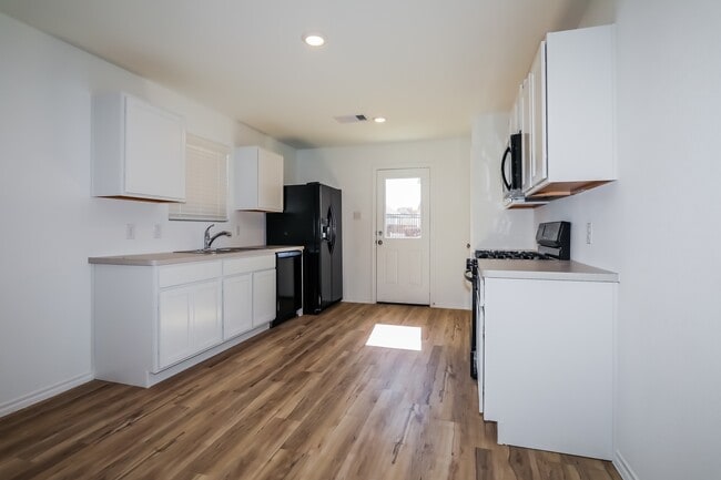 Building Photo - 11067 N Lake Mist Ln