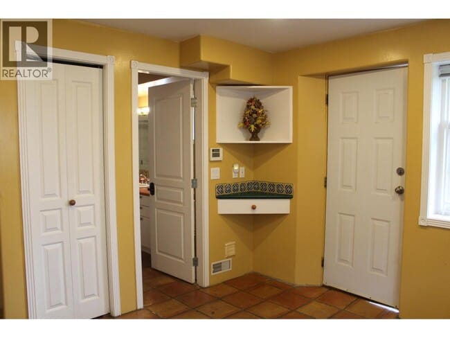 Building Photo - 4792 Ridgelawn Dr