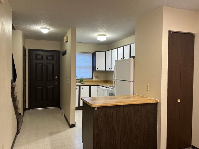 Building Photo - Two bedroom Townhouse off Lewis Ave near Alexis Rd.