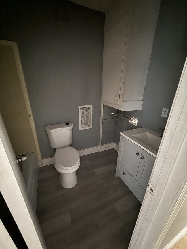 Building Photo - 133 Center St