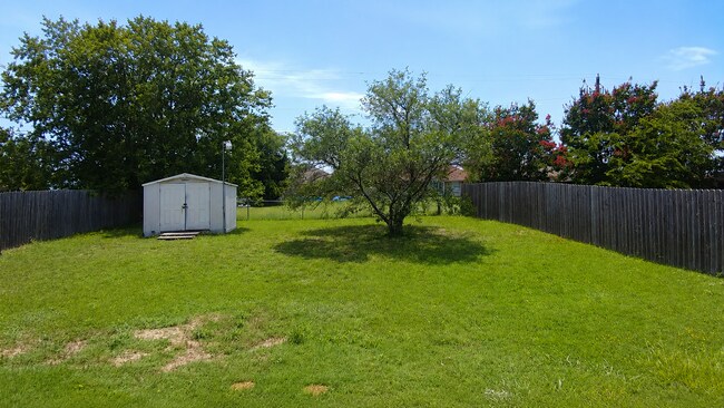 Fully fenced Backyard - 2006 Continental Dr