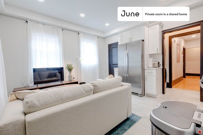Foto del edificio - Private bedroom in 3 bed/1 bath Home
