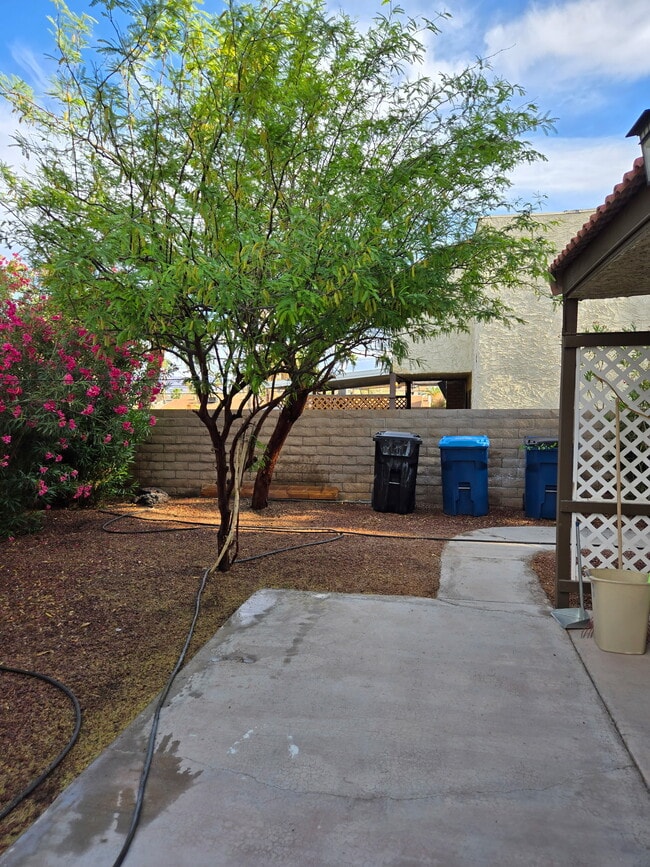 Building Photo - 4876 Rollingwood Cir
