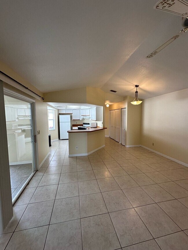 Foto del edificio - 2BD / 2BA SUNTREE VILLA HOME